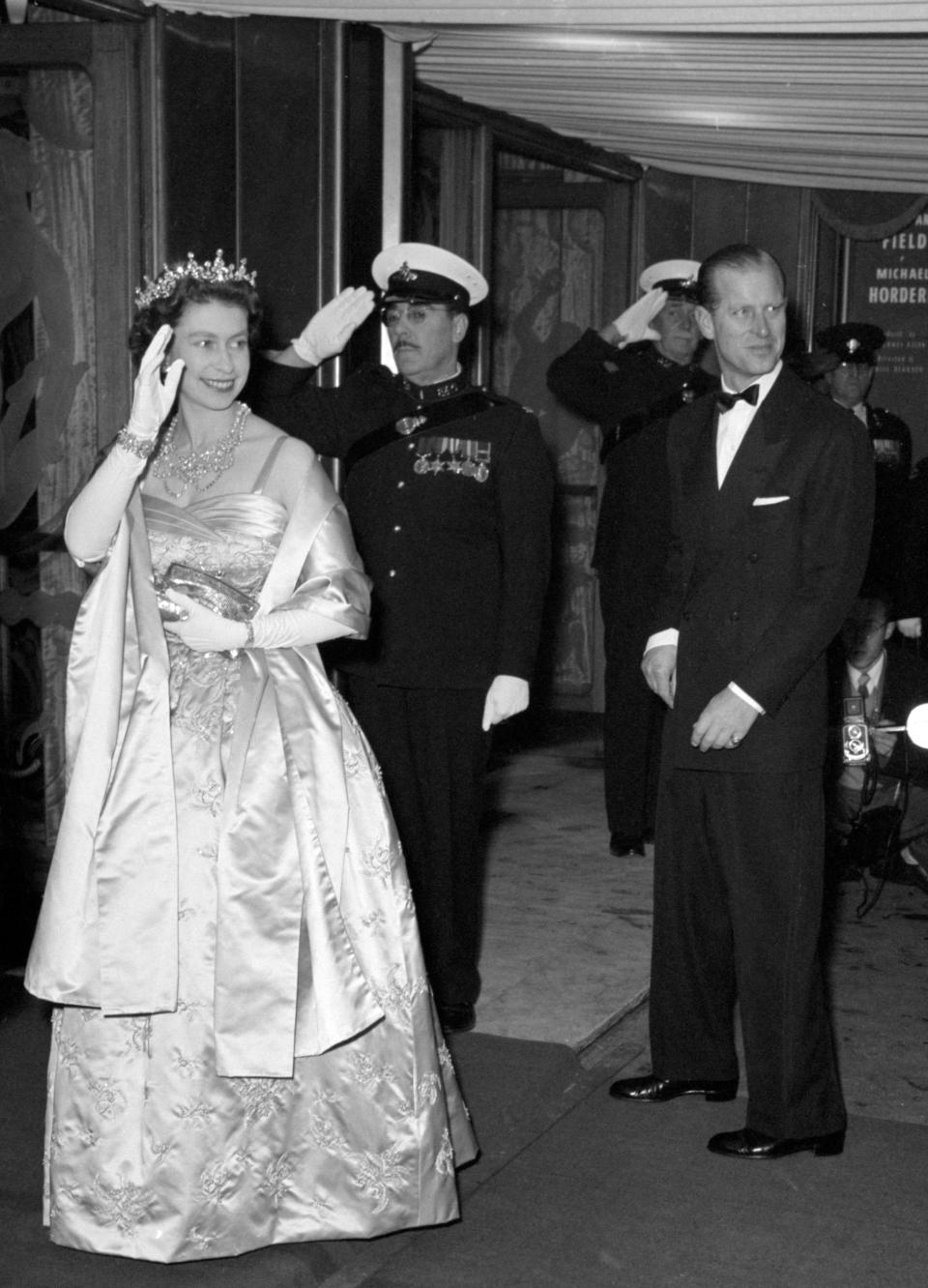 Die Queen bei einer Premiere 1960