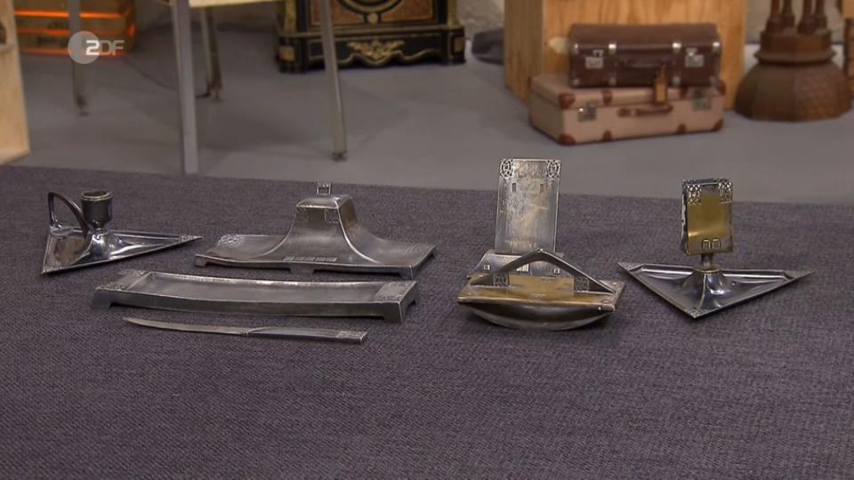 Die weiteren Objekte vom Freitag: Ein 7-teiliges Schreibtisch-Set aus Edelzinn und Messing von WMF aus der Zeit zwischen 1903 und 1905 wurde auf 180 bis 200 Euro geschätzt. (Bild: ZDF)