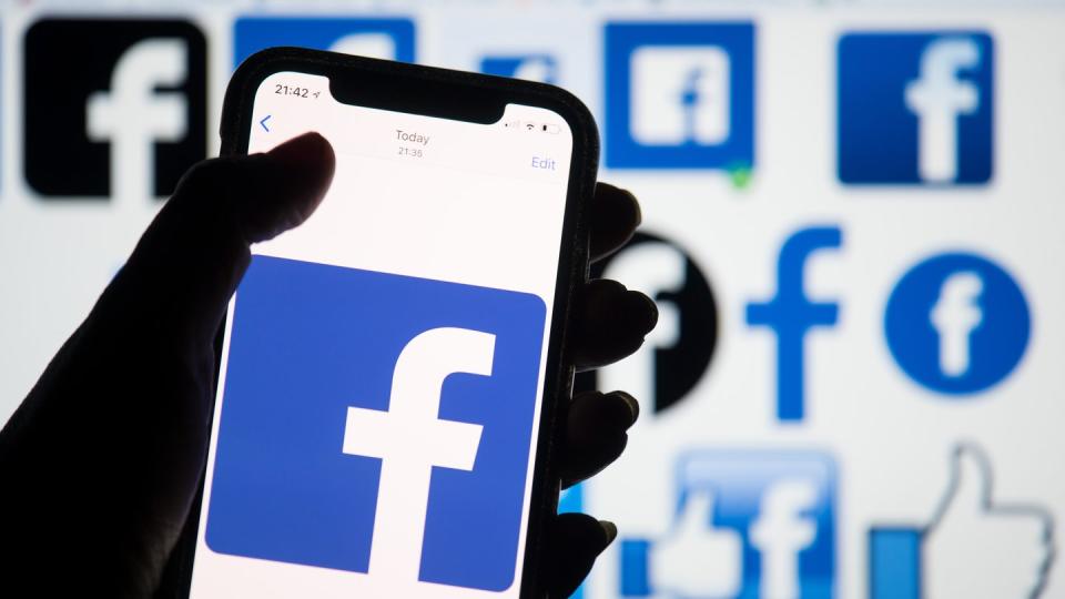 Facebook- Logo auf einem Smartphone. Das Online-Netzwerk geht härter denn je gegen extremistische Inhalte auf seiner Plattform vor. Foto: Dominic Lipinski/PA Wire