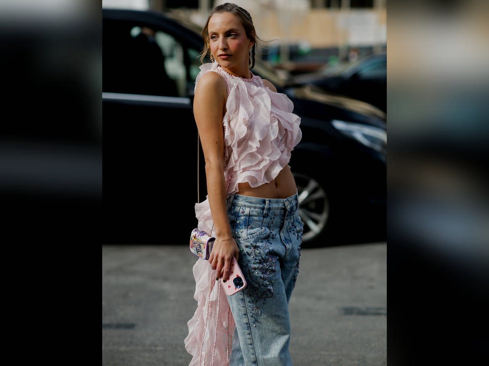 Sexy in glitzernder Wide-Leg-Jeans: Das französische Model und It-Girl Carla Ginola trägt den Trend bereits selbstbewusst. (Bild: imago/ABACAPRESS)