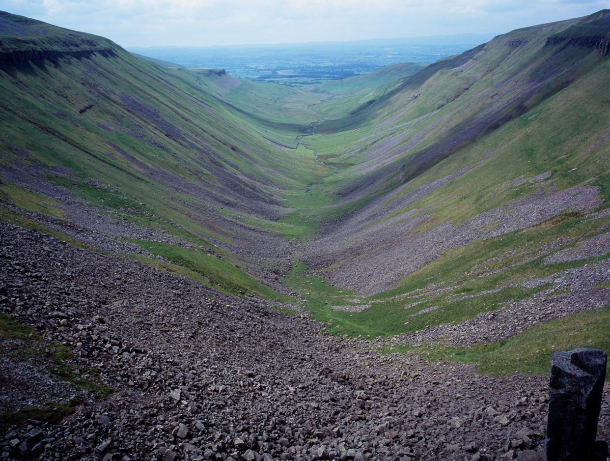 England. Cumbria. North West Penines. View of High Cup Gill from High Cup Nick. (Photo by: Bryan Pickering/Eye Ubiquitous/Universal Images Group via Getty Images)