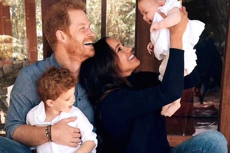 Harry y Meghan junto a sus hijos