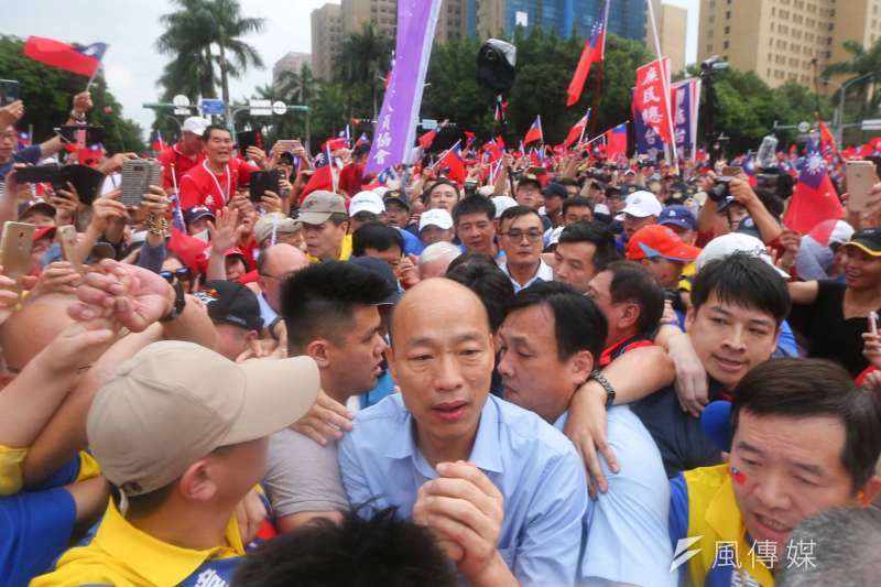 20190601-挺韓團體今（1）日將在凱達格蘭大道舉辦「決戰2020—贏回台灣」造勢大會，高雄市長韓國瑜和夫人李佳芬在現場群眾簇擁下進場。（顏麟宇攝）