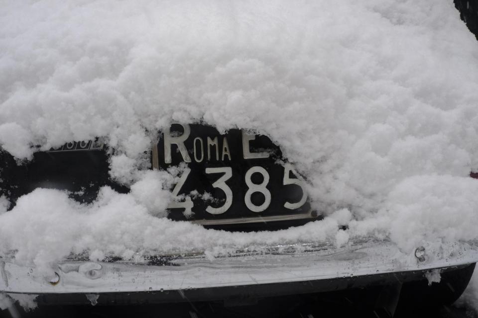 ROM03. ROMA (ITALIA), 26/02/2018.- La nieve casi cubre por completo la matrícula de un coche durante una intensa nevada en Roma, Italia, hoy, 26 de febrero de 2018. La ola de frío siberiano, que han llamado Burian, llegó ayer a Italia provocando copiosas nevadas en el norte y un frío intenso que ha llegado hasta los 20 grados bajo cero en algunas localidades y hoy alcanzó el centro del país y Roma, donde los colegios permanecen cerrados. EFE/ LUCIANO DEL CASTILLO