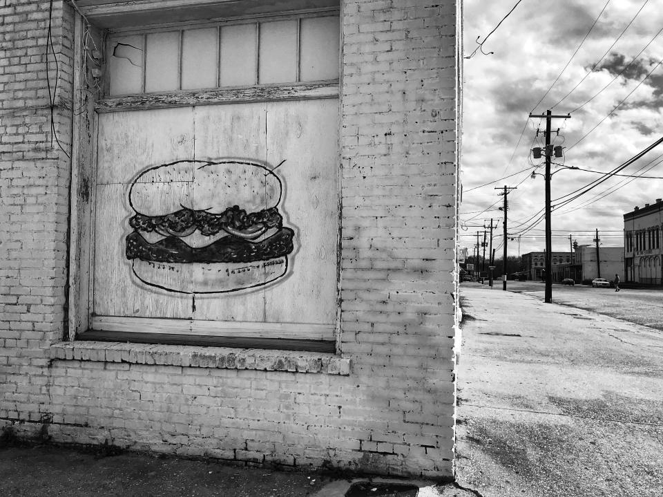 <p>A hamburger is painted on the side of a boarded-up restaurant in downtown Selma, Ala. (Photo: Holly Bailey/Yahoo News) </p>