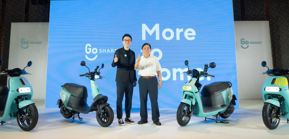 新北市成為首個坐擁 GoShare 隨借隨還與 GoShare DOTS 定點借還服務、三種 Gogoro 車款的 GoShare 服務城市。從左至右為 GoShare 新事業總監姜家煒、新北市交通局局長鍾鳴時。