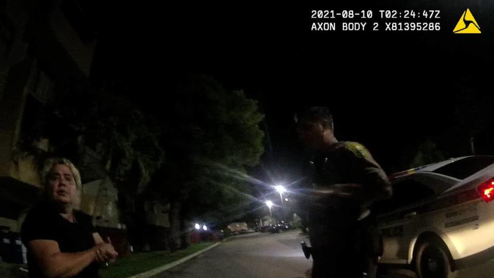 En un video de una cámara corporal en agosto de 2021, Gamaly Hollis, una madre de Kendale Lakes, habla con la policía de Miami-Dade sobre su hijo Richard, un enfermo mental. En un momento de la conversación, el policía Jaime Pino le advierte que las continuas llamadas para tratar con su hijo, a veces violento, podrían volverse mortales si este blandía un arma. Aproximadamente un año después, Pino le disparó y mató a Richard Hollis durante un enfrentamiento en el apartamento de la familia. Más tarde, Pino fue absuelto del cargo.