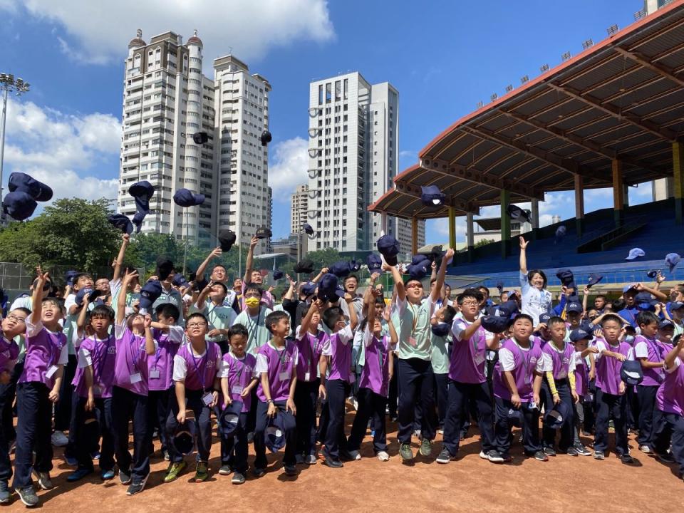 立委張廖萬堅創辦的陽光棒球夏令營，邁入第十六屆，今天在台中萬壽球場開打，職棒球星助陣，孩子們樂翻天。（圖：寇世菁攝）