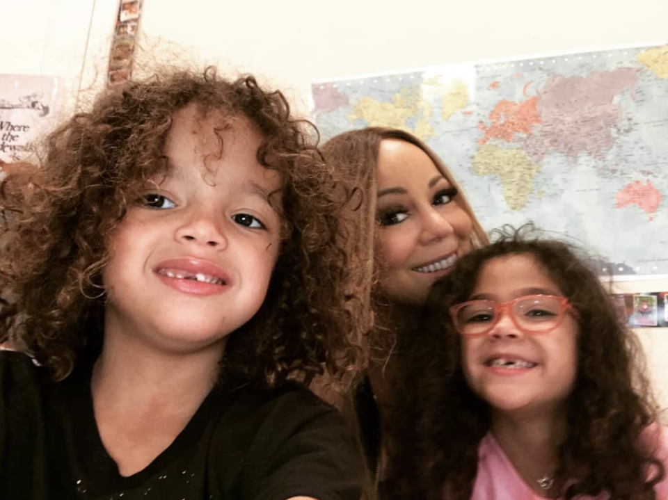 <p>“Visiting dembabies’ classroom — the only way to get me back to school,” the singer joked, as she took a selfie with her little ones, Moroccan and Monroe, 6. (Photo: <a rel="nofollow noopener" href="https://www.instagram.com/p/Bg7Qy3wngbt/?taken-by=mariahcarey" target="_blank" data-ylk="slk:Mariah Carey via Instagram;elm:context_link;itc:0;sec:content-canvas" class="link ">Mariah Carey via Instagram</a>) </p>