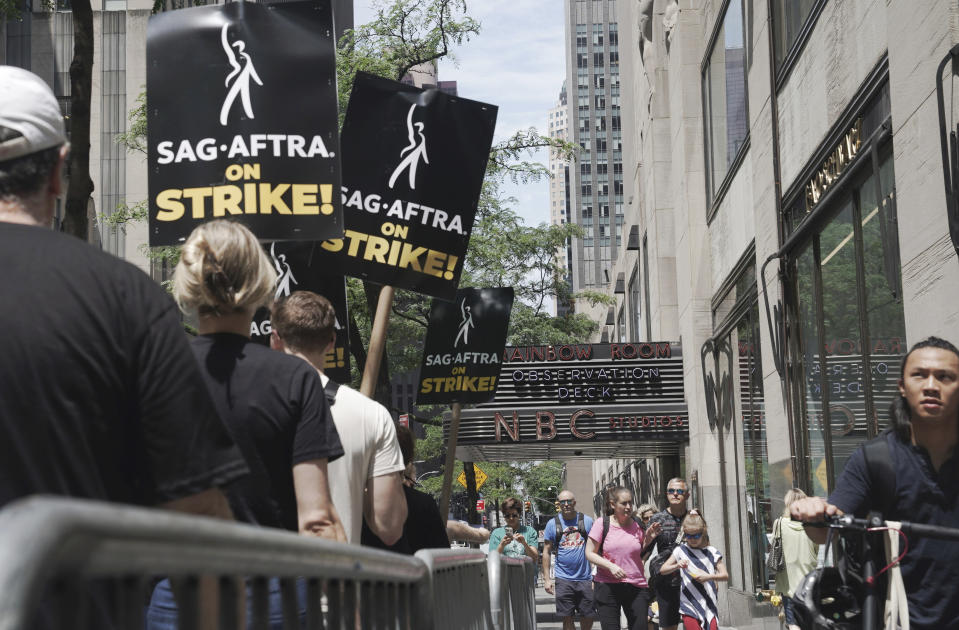Guionistas y actores unen fuerzas en una manifestación durante su huelga, el viernes 14 de julio de 2023, en NBC Universal Studios en Nueva York. (Foto AP/Bebeto Matthews)