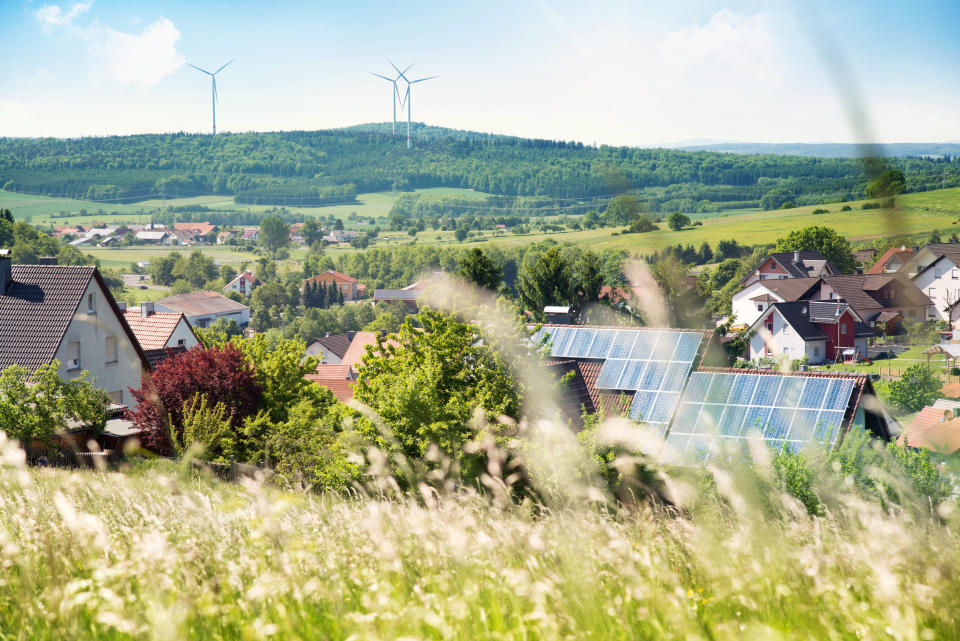 Las deducciones por instalaciones medioambientales, como placas solares, la mejora de las instalaciones térmicas o la instalación de mecanismo de ahorro, son una de las principales fuentes de ahorro. Foto: Getty Creative.