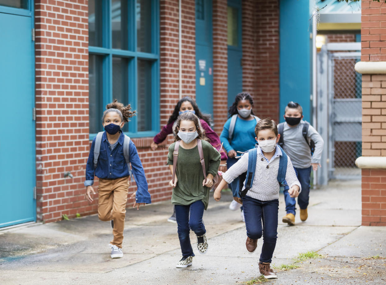 La vuelta a la escuela en medio de la pandemia será un reto para los niños, los padres y los colegios. Foto: Getty Images. 