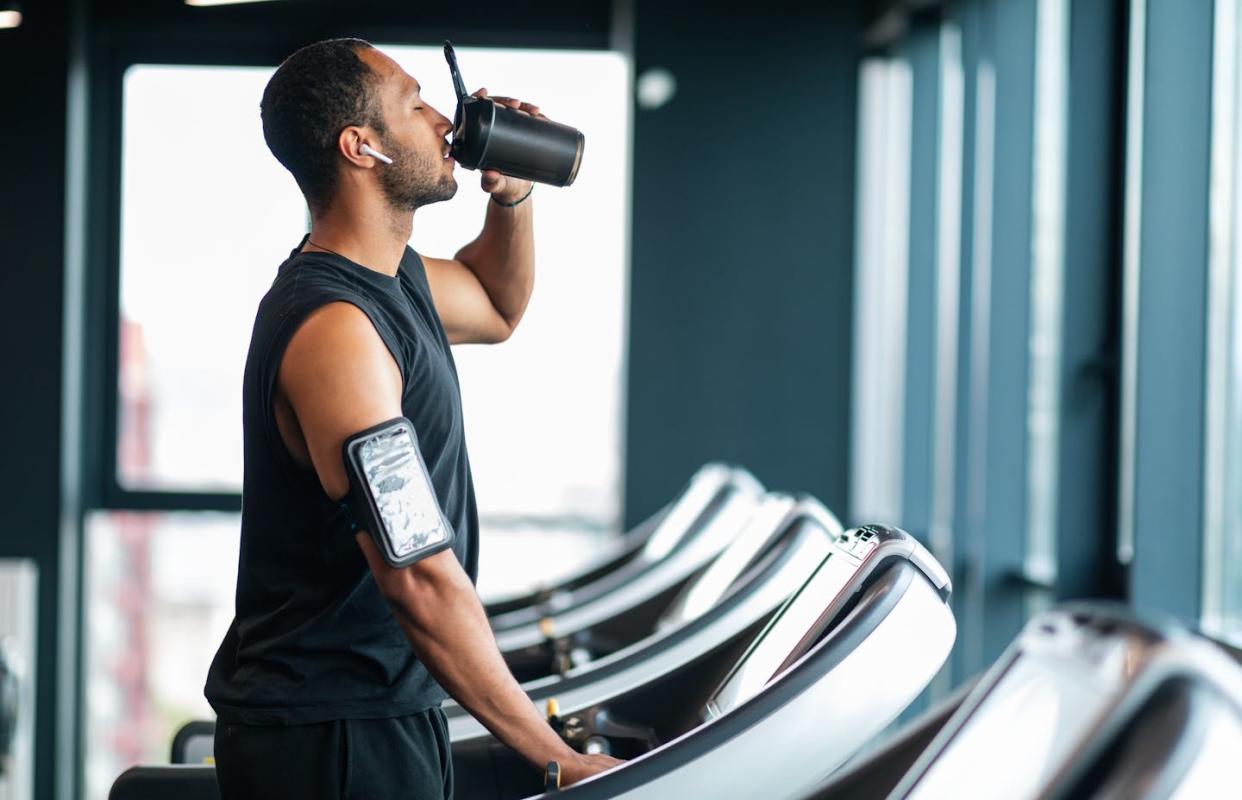 <a href="https://www.shutterstock.com/es/image-photo/handsome-black-male-athlete-drinking-water-2182655833" rel="nofollow noopener" target="_blank" data-ylk="slk:Prostock-studio/Shutterstock;elm:context_link;itc:0;sec:content-canvas" class="link ">Prostock-studio/Shutterstock</a>