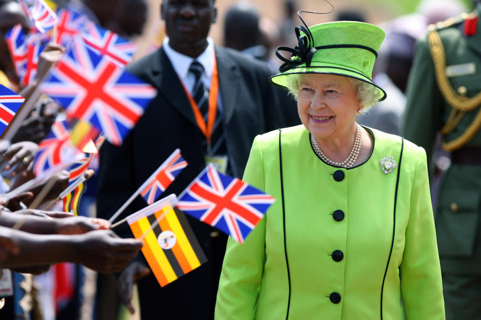 ARCHIVO - La reina Isabel II de Gran Bretaña pasa frente al personal y los pacientes en el Centro de VIH Mildmay en Kampala, Uganda, el 22 de noviembre de 2007. (Jon Hrusa/Pool Photo vía AP, archivo)