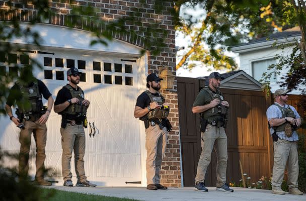 PHOTO: U.S. Marshals stand outside the home of United States Supreme Court Justice Samuel Alito as abortion activists march in the justice's neighborhood in Alexandria, Va., U.S., June 27, 2022. (Evelyn Hockstein/Reuters)