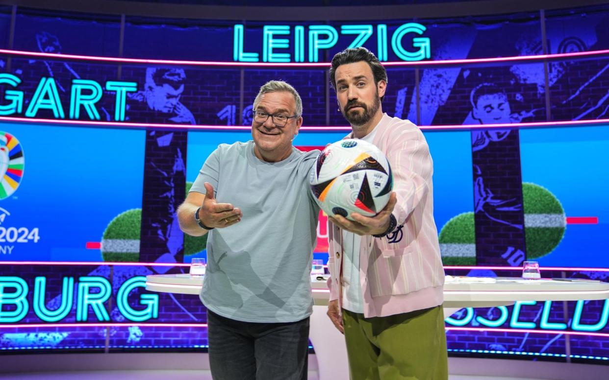 Elton (links) und Jan Köppen fahren mit dem "RTL EM-Studio" derzeit noch keine Quoten-Erfolge ein. (Bild: RTL / Anne Werner)