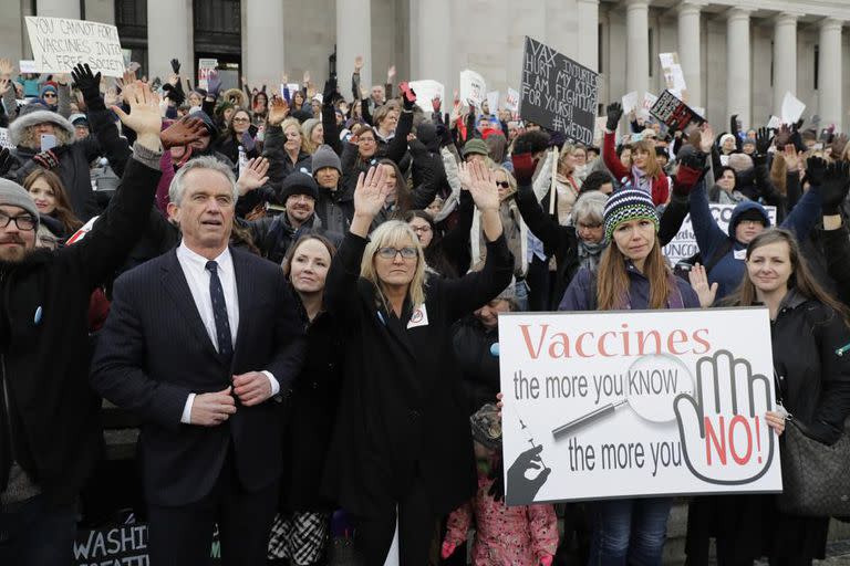 Robert F. Kennedy, Jr, izquierda, junto a manifestantes en el Capitolio en Olympia, Washington, el 8 de febrero de 2019, donde se opusieron a un proyecto de ley para endurecer los requisitos de la vacuna contra el sarampión, las paperas y la rubéola para los niños en edad escolar.