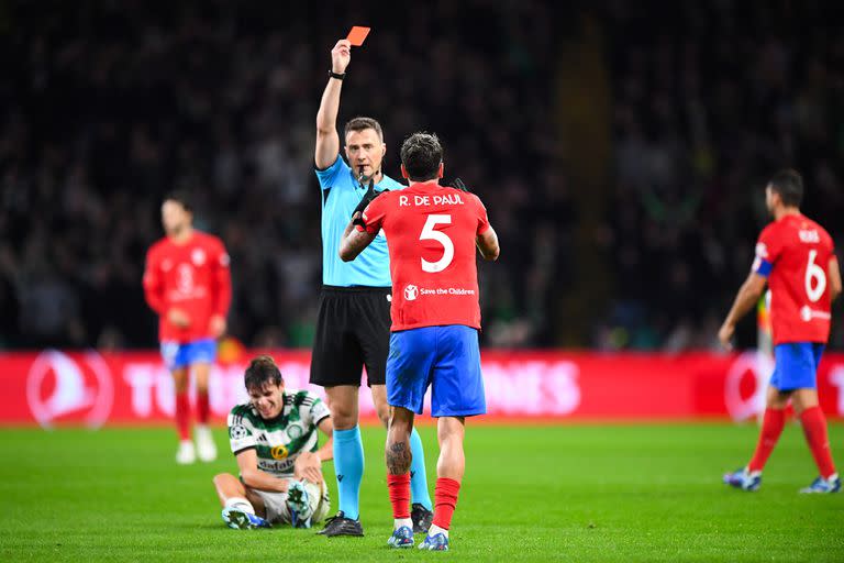 El alemán Felix Zwayer expulsó a Rodrigo De Paul cerca del final del partido en el que Atlético de Madrid igualó con Celtic, de Escocia.