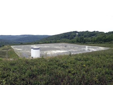 A well operated by Chesapeake Energy Corp is seen extracting natural gas from the Marcellus shale formation in Sayre, Pennsylvania, August 12, 2013. REUTERS/Ernest Scheyder