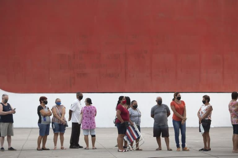 Gente formando fila para recibir la vacuna china Sinovac contra el COVID-19 en Duque de Caxias, Brasil, el 24 de marzo del 2021