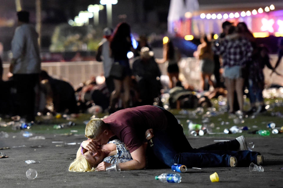 Un hombre tumbado sobre una mujer tras el tiroteo en Las Vegas. Foto: Getty Images.