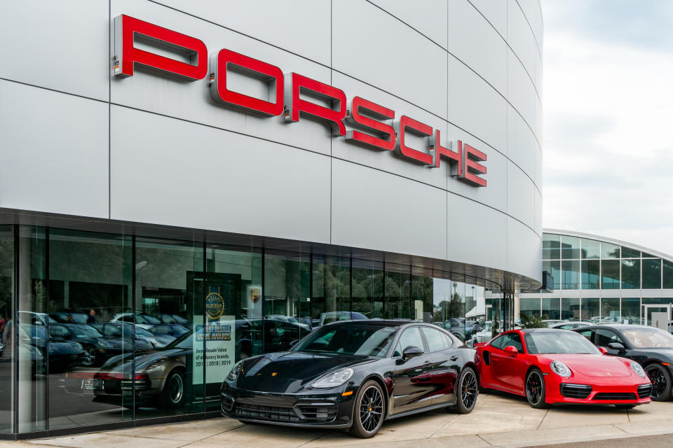 Fachada de Porsche en Minneapolis, Estados Unidos. La dinastía empresarial alemana tiene un pasado nazi del que no se habla (Foto: Getty)