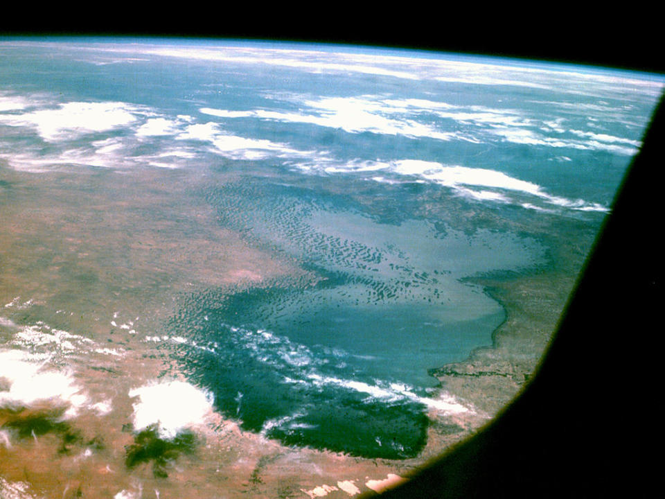 查德湖 (Photo by NASA, Wikimedia Commons提供, 圖片來源eol.jsc.nasa.gov/SearchPhotos/photo.pl?mission=AS07&roll=8&frame=1932) 