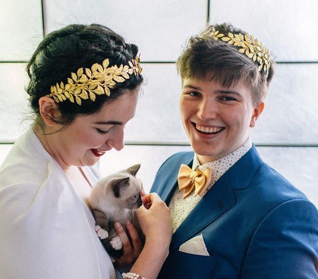 Colleen (left), a kitty and Iz on their wedding day. (Photo: <a href="https://www.fuckyeahweddings.com/" target="_blank">Kendall Lauren Shea / fuckyeahweddings.com</a>)