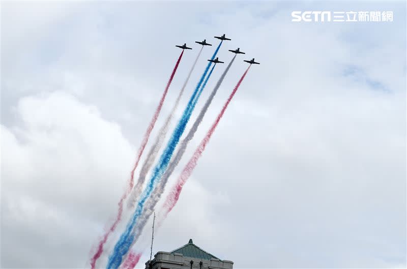 雙十國慶國軍展開空中全兵力預演，五架雷虎小組教練機施放藍白紅彩煙飛越總統府上空。（圖/記者邱榮吉攝影）