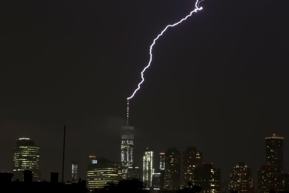 <p>Ein Blitz schlägt in die Spitze des One World Trade Centers in New York City ein. (bild: AP Photo/Julio Cortzez) </p>