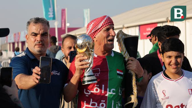 Fans asal Iran, Mahmoud, ikut merayakan keberhasilan Arab Saudi mengalahkan Argentina di Grup C Piala Dunia 2022, Selasa (22/11/2022). Arab Saudi menang 2-1 atas Argentina dalam laga tersebut. (Bola.com/Ade Yusuf Satria)