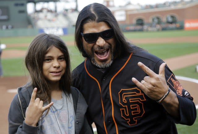 Tye con su padre Robert Trujillo. Yahoo