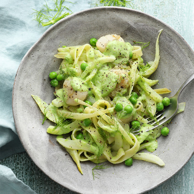 Noodles con hinojo, vieiras y crema de guisantes