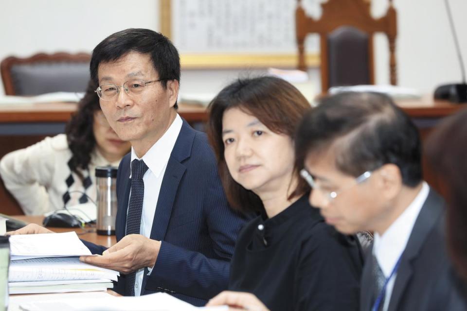 故宮院長林正儀（左）、副院長李靜慧（中）上任後陸續發生爭議，包括故宮南院BOT案、文創商品涉剽竊。