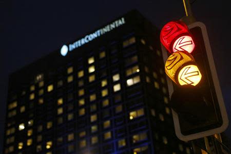 A traffic light is pictured in front of the Intercontinental hotel where nuclear negotiations between Iran and policymakers from six major powers are taking place, in Geneva November 23, 2013. REUTERS/Denis Balibouse