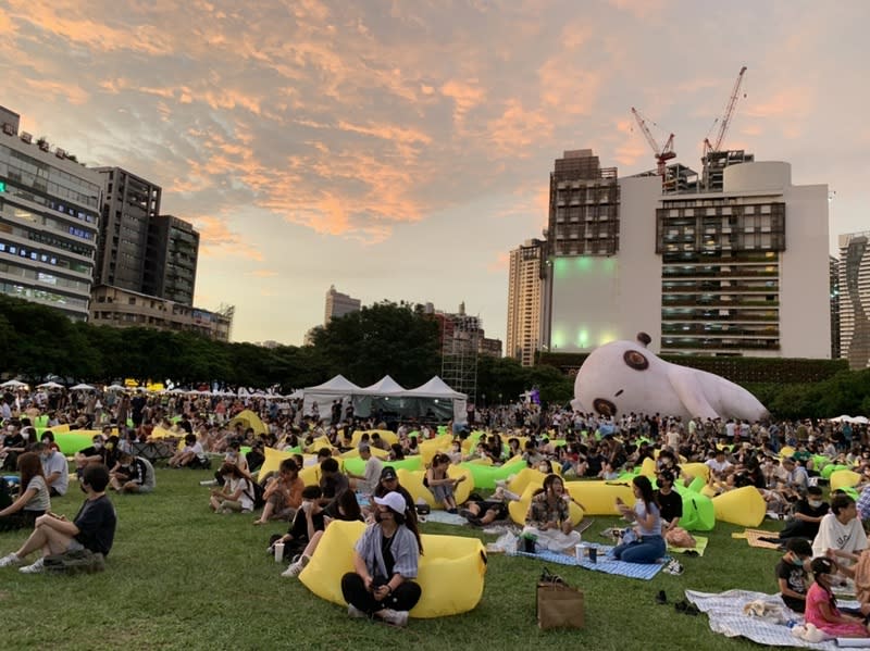 台中草悟道辦夏日活動  民眾共襄盛舉 勤美集團12及13日將在台中「市民廣場」推出 「Summer Splash!夏日大噴發」活動，歡迎民眾到草 悟道玩水消暑。圖為勤美集團2022年間舉辦「草悟 系．七月半」街區派對活動畫面。 （台中市觀旅局提供） 中央社記者趙麗妍傳真  112年8月8日 