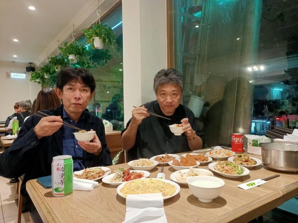 是枝裕和（右）與坂元裕二前晚還一起吃清粥小菜。（翻攝自金馬影展臉書）