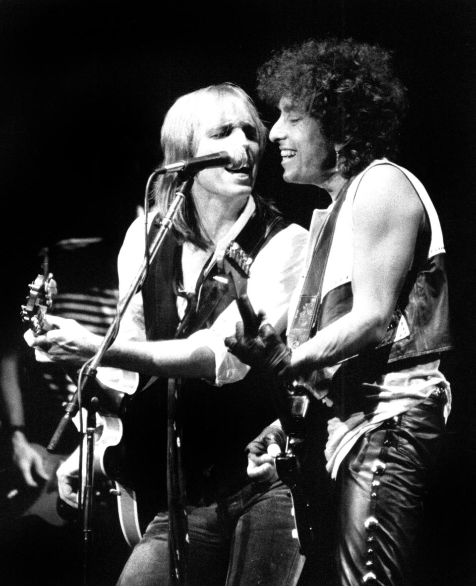 Bob Dylan und Tom Petty bei einem gemeinsamen Auftritt im Juli 1986 in New York. (Bild: AP Photo)