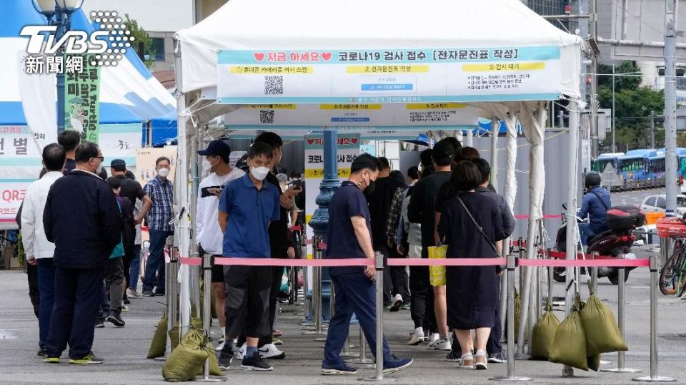 南韓民眾排隊等待篩篩檢。（圖／AP）
