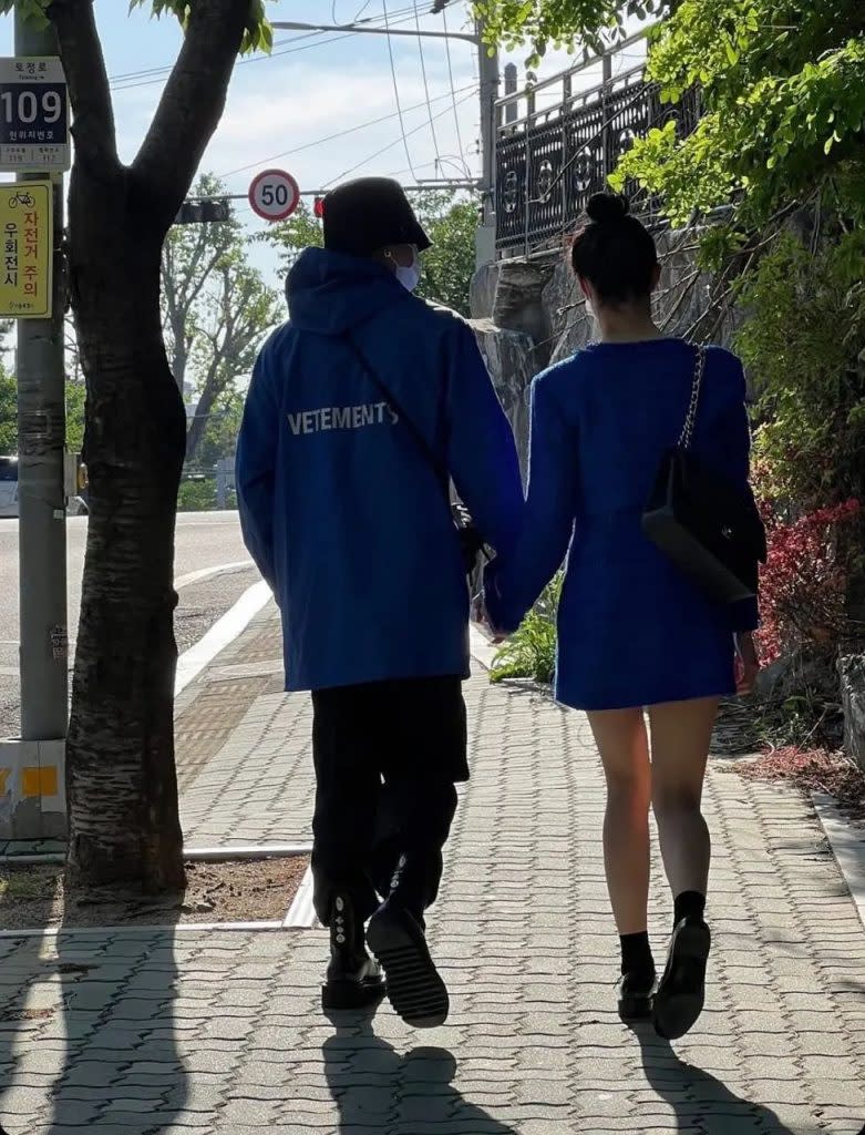 姜昇潤和女子牽手約會的照片遭瘋傳。（圖／翻攝自推特）