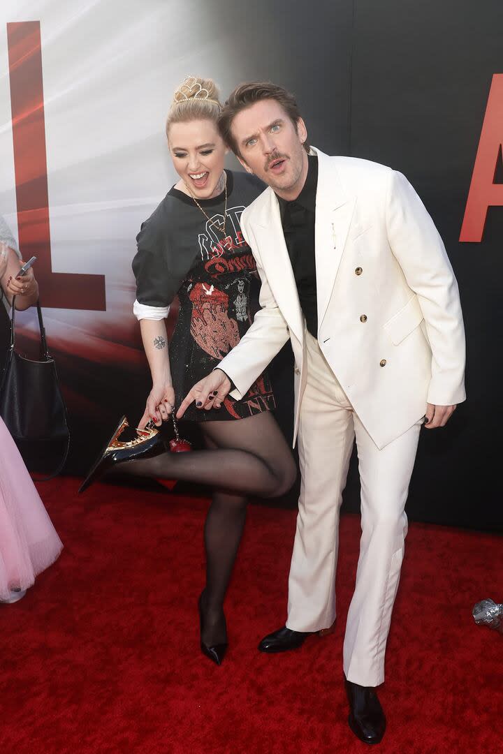 Divertidos. Los actores Kathryn Newton y Dan Stevens asistieron al preestreno del film de terror Abigail que se realizó en el Regency Village Theatre de Los Ángeles.  Sin lugar a duda, el look de la actriz estadounidense llamó la atención, sobre todo los tacos de sus zapatos que simulaban una dentadura de tiburón  