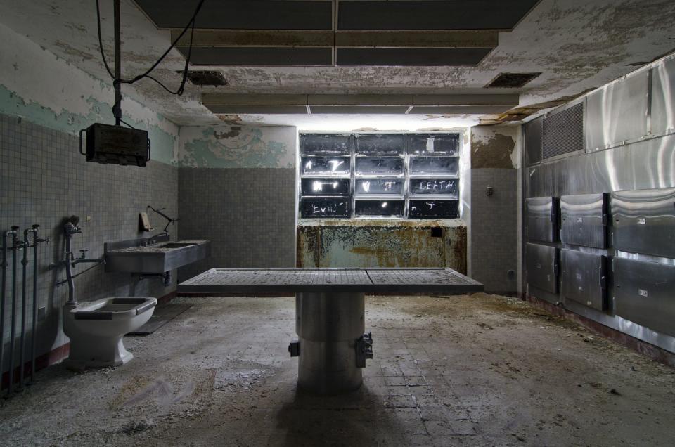 30 Photos of Abandoned Hospitals That'll Send Chills Down Your Spine