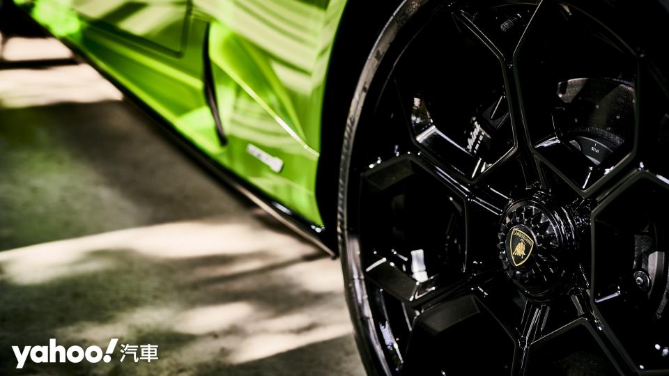 全新20吋Damiso輪圈樣式搭配Bridgestone Potenza Sport配胎。