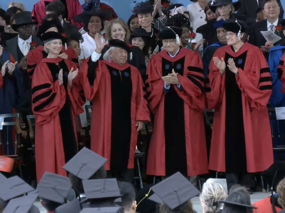 La Universidad de Harvard otorgó un doctorado honoris causa a Hugo Morales (segundo desde la izquierda, de pie), cofundador y director ejecutivo de Radio Bilingüe, en reconocimiento y celebración de sus logros de toda la vida, el 25 de mayo de 2023. Morales es el primer indígena mexicano en recibir el honor que anteriormente ha sido concedido a 16 presidentes estadounidenses, líderes mundiales, líderes de los derechos civiles, científicos y artistas. Courtesy of Radio Bilingüe