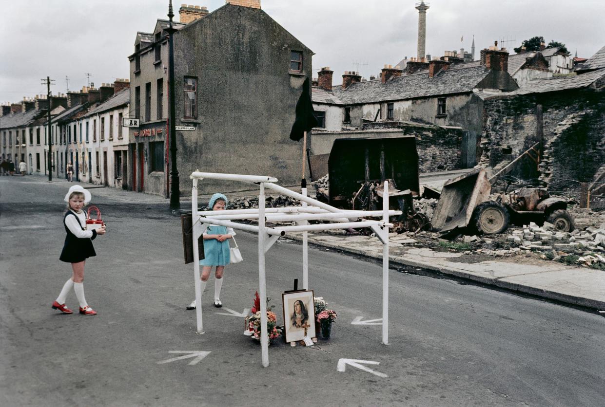 <span>Street Street memorial on Lecky Road, Derry, 1971. All images © estate of Akihiko Okamura</span><span>Photograph: Akihiko Okamura/©Estate of Akihiko Okamura / ©佐藤純子</span>