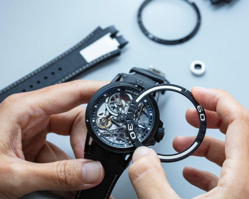 頂級名錶ROGER DUBUIS羅杰杜彼，今年推出全新Excalibur Spider Pirelli鏤空錶款，此系列與「倍耐力」輪胎跨界合作，從F1賽道的維修站（Pit Stop）取靈感，猶如維修人員在1秒內就把輪胎換下一般，此錶開發出錶界首創的可隨時更換錶帶、錶冠與錶圈的結構，若搭配推陳出新的各色配件組，就可以不斷更換外型顏色，搭配穿搭，轉換心情。 功能：時、分顯示；機芯：自動上鏈機芯；定價：約NT$2,347,000（錶款）；約NT$67,000（替換套件，各色限量88組）。