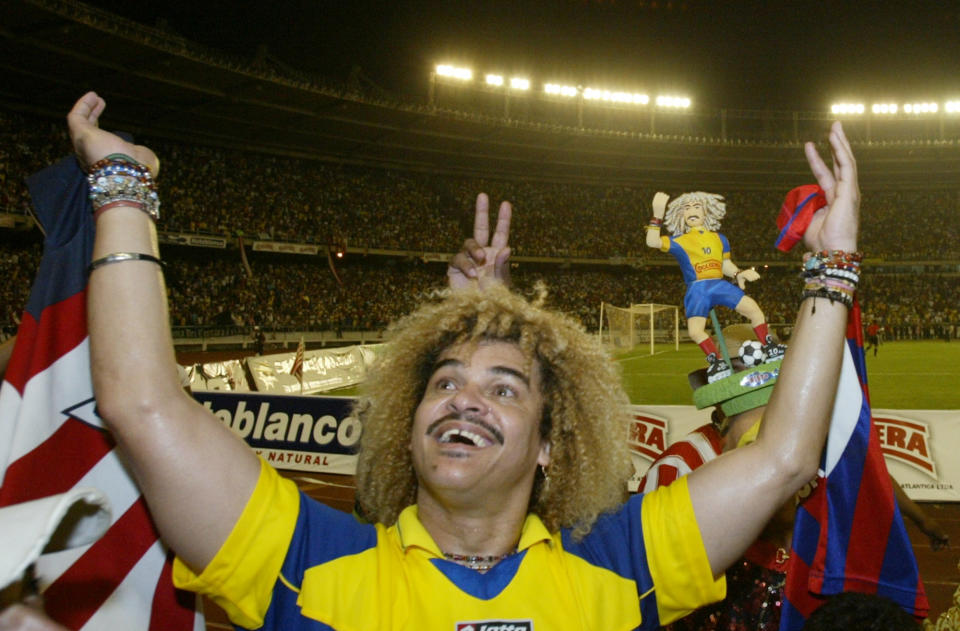 Carlos Valderrama saluda a la afición tras su partido de despedida el 1ro de febrero del 2014.&quot;El Pibe&quot; dijo que si no se hubiesen restringido las relaciones sexuales en las concentraciones, las selecciones de Colombia en las que jugó hubiesen llegado mucho más lejos en la Copa Mundial. (AP Photo/Ricardo Mazalán, File)