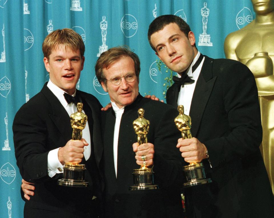 Matt Damon y Ben Affleck posan con Robin Williams y los Oscars que ganaron en en 1997 por 'Good Will Hunting' (HAL GARB/AFP via Getty Images)