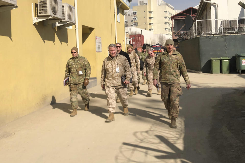 El general de marines Frank McKenzie, centro, comandante de Estados Unidos para el Medio Oriente, visita Kabul, 31 de enero de 2020. Estados Unidos y el Talibán han acordado una tregua que entrará en vigencia “próximamente” y podría significar el retiro de las fuerzas estadounidenses de Afganistán, dijo una fuente oficial estadounidense el viernes 14 de febrero de 2020. (AP Fotos/Lolita Baldor)