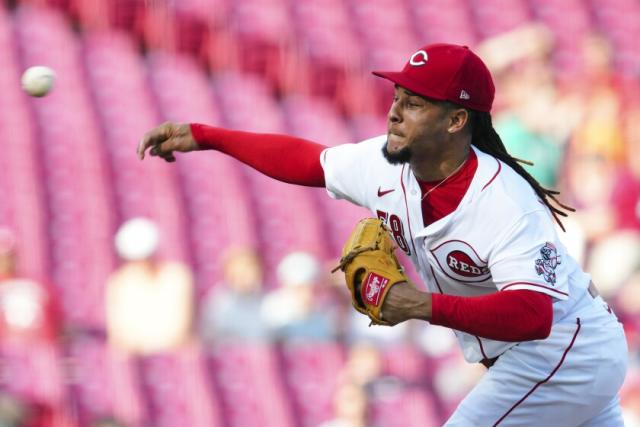 Mariners acquire All-Star pitcher Luis Castillo from Reds for four prospects